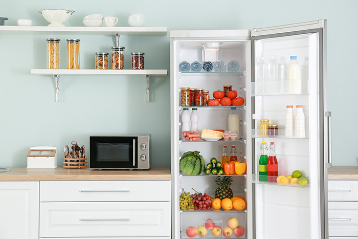 Куда поставить холодильник: 6 вариантов для кухни и не только