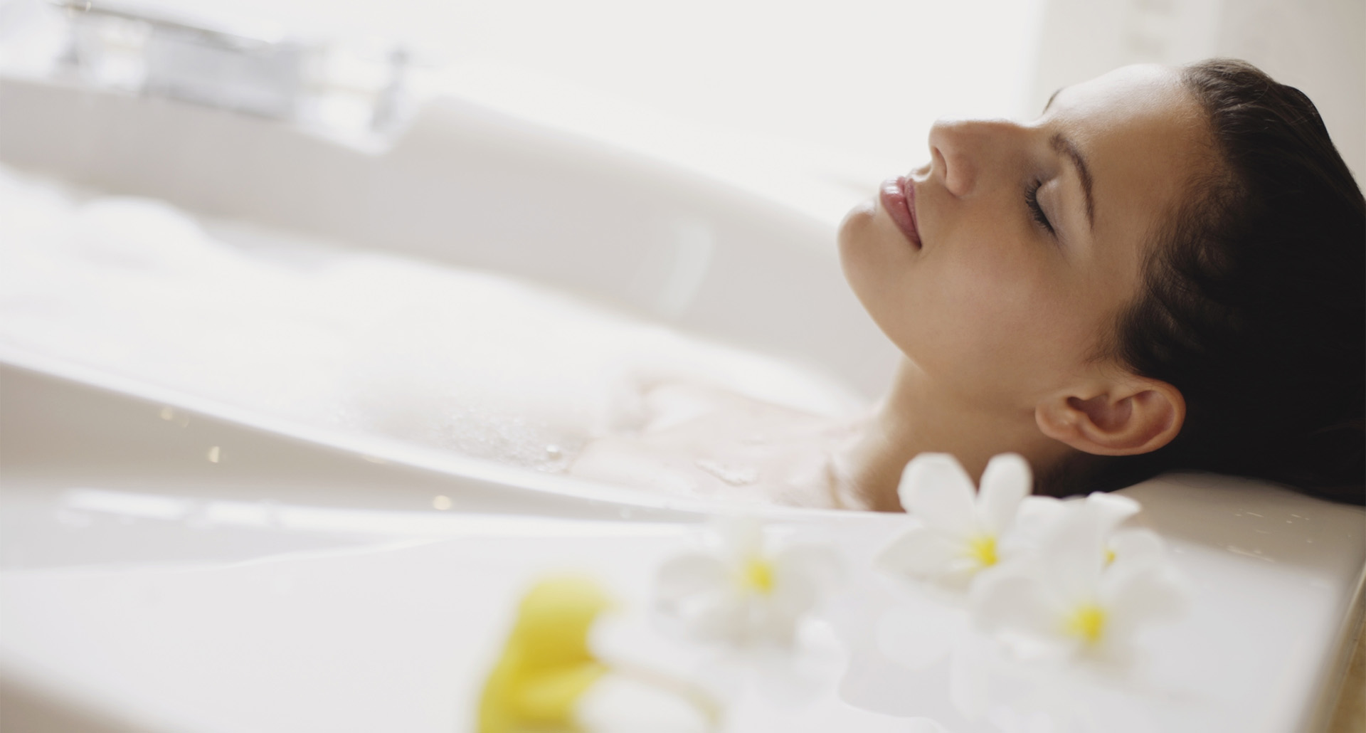 Полезно принимать горячую ванну. Соль для ванн. Женщина в ванной. Джакузи с пенкой. Горячая ванна.