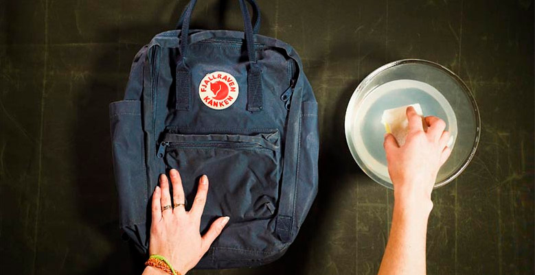 Fjallraven Kanken Mini 7L Black Ox Red F23561